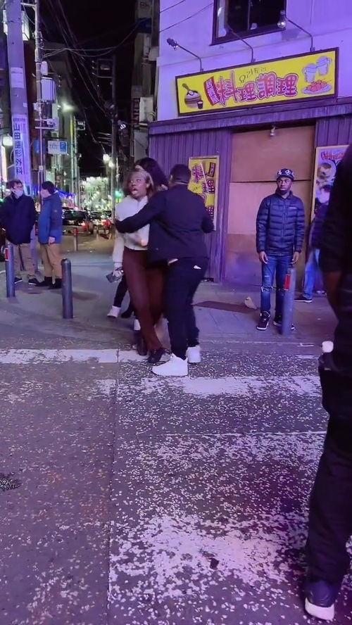 老外街头看中日韩视频